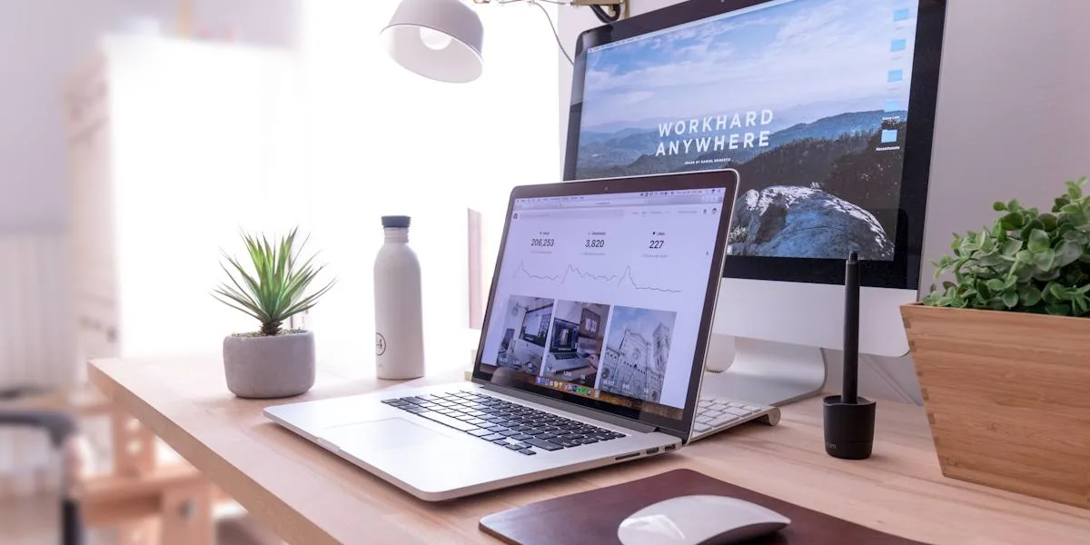 Site profissional aberto no laptop moderno