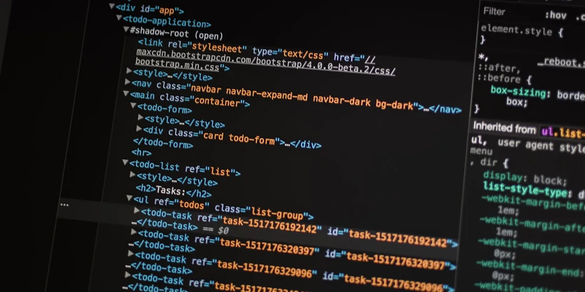 Designer criando site profissional no computador