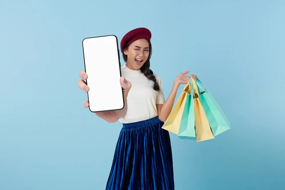 Cliente satisfeita com sacolas de compras
